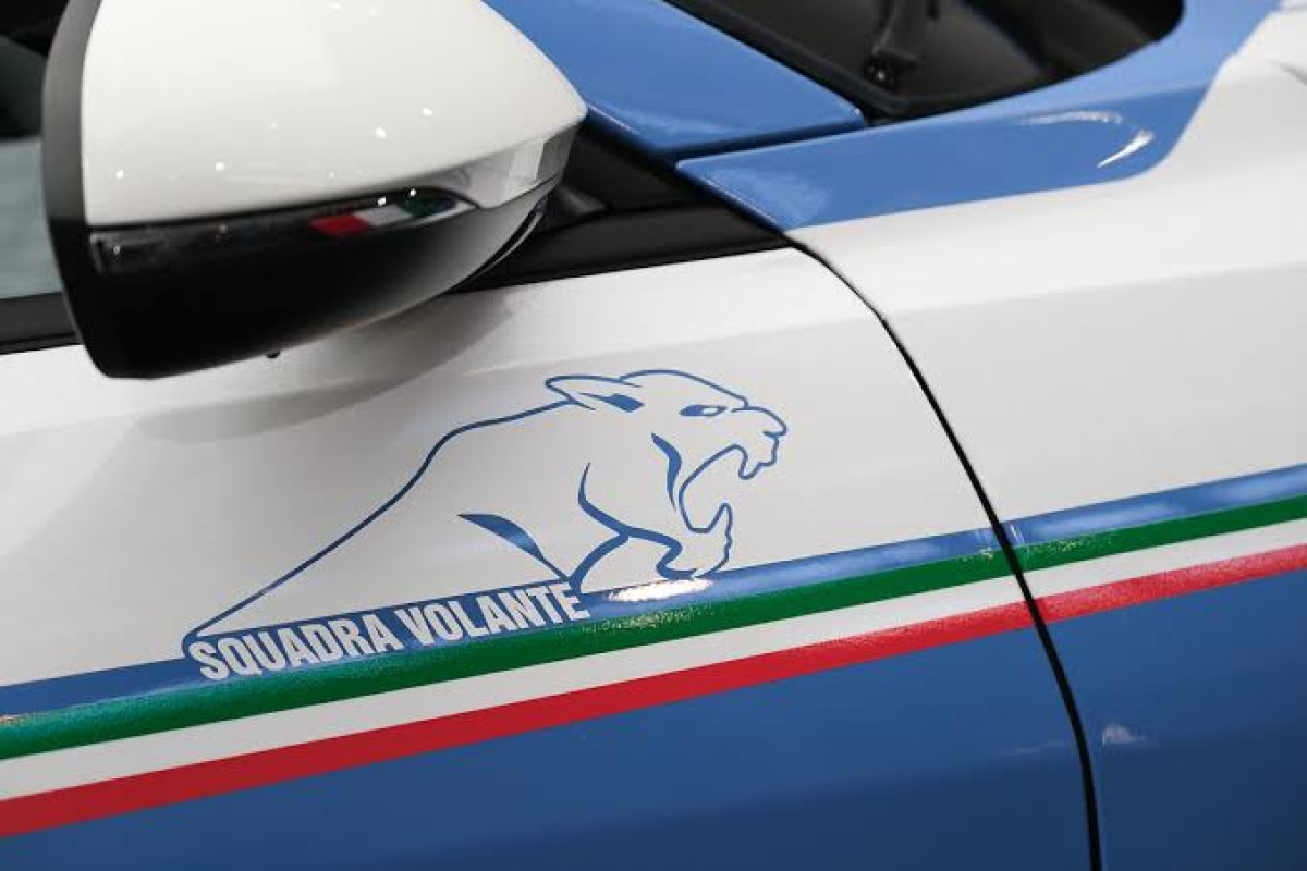 Ventenne sorpreso a spacciare dagli arresti domiciliari: sequestrati hashish, bilancino e 390 euro - 