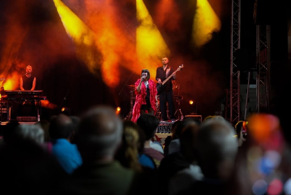Silvia Mezzanotte incanta Santa Teresa di Riva: il sindaco condivide foto e video del concerto - Credit Foto Danilo Lo Giudice