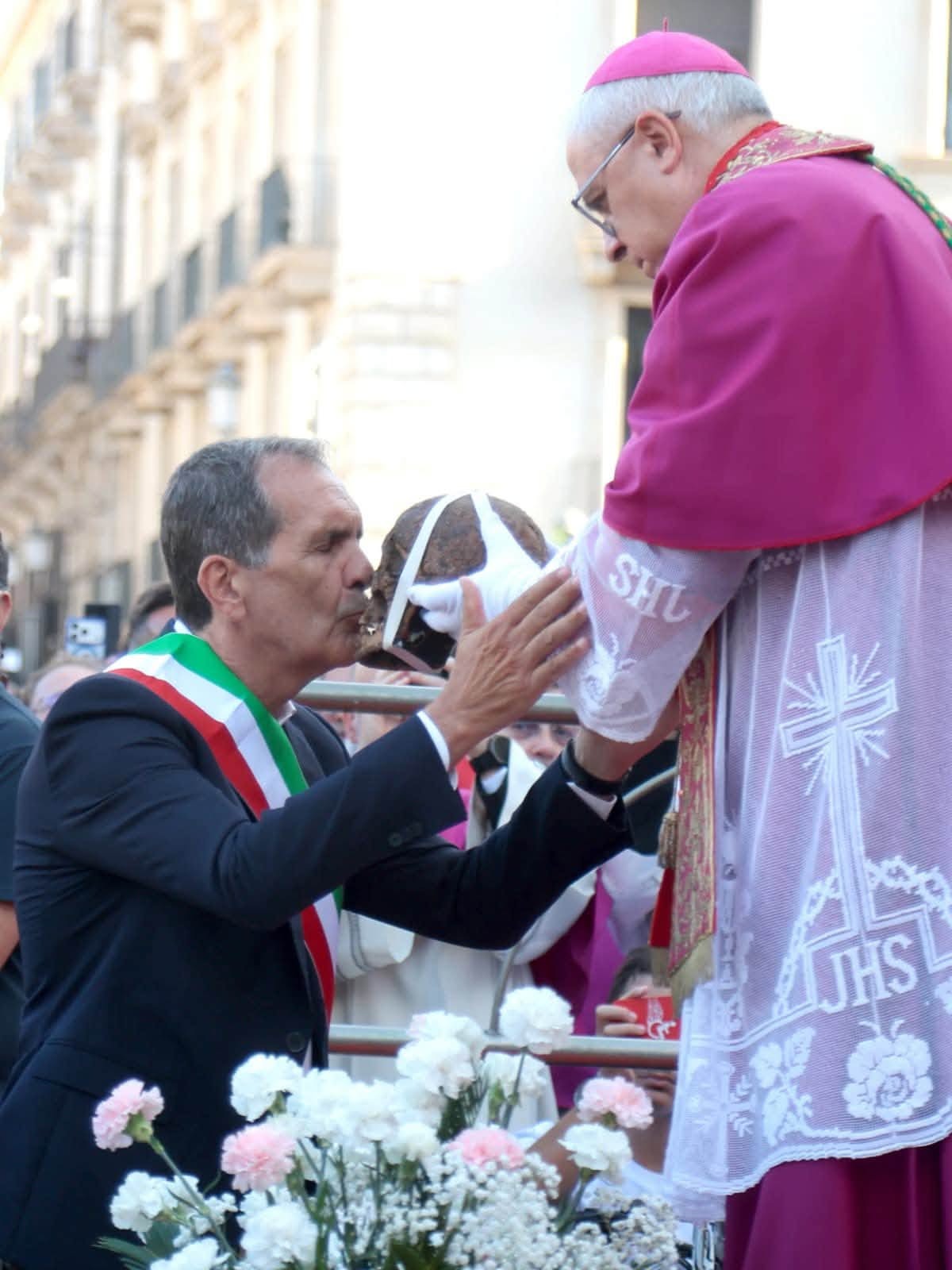 Catania, il sindaco bacia il cranio di Sant'Agata: emozione e peso del ruolo nella processione del 'nono centenario' - Credit Foto Enrico Trantino Sindaco