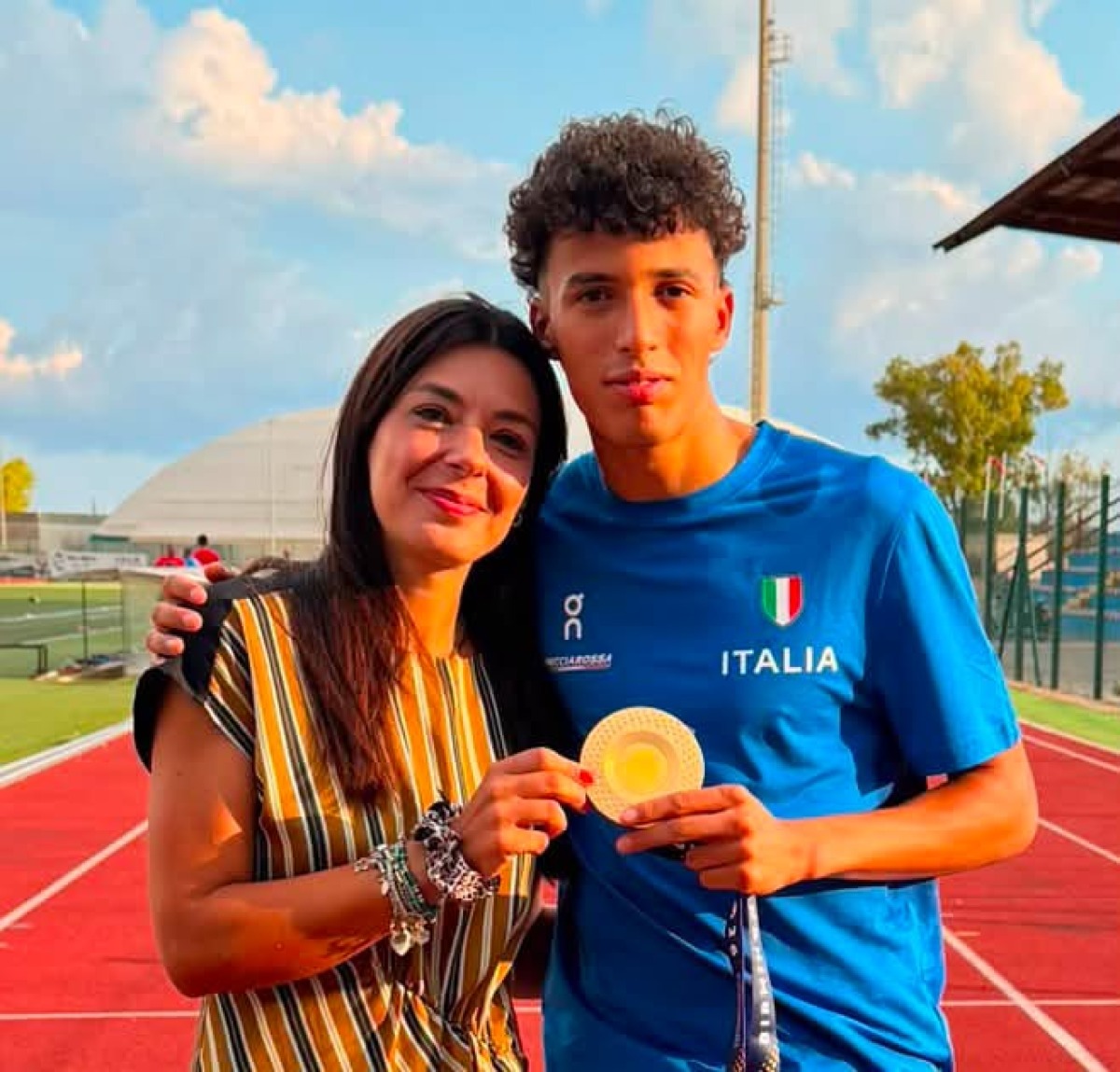 Mohamed Soudassi torna ad Avola: festa nello stadio comunale per l'oro europeo nella 4x400 - 