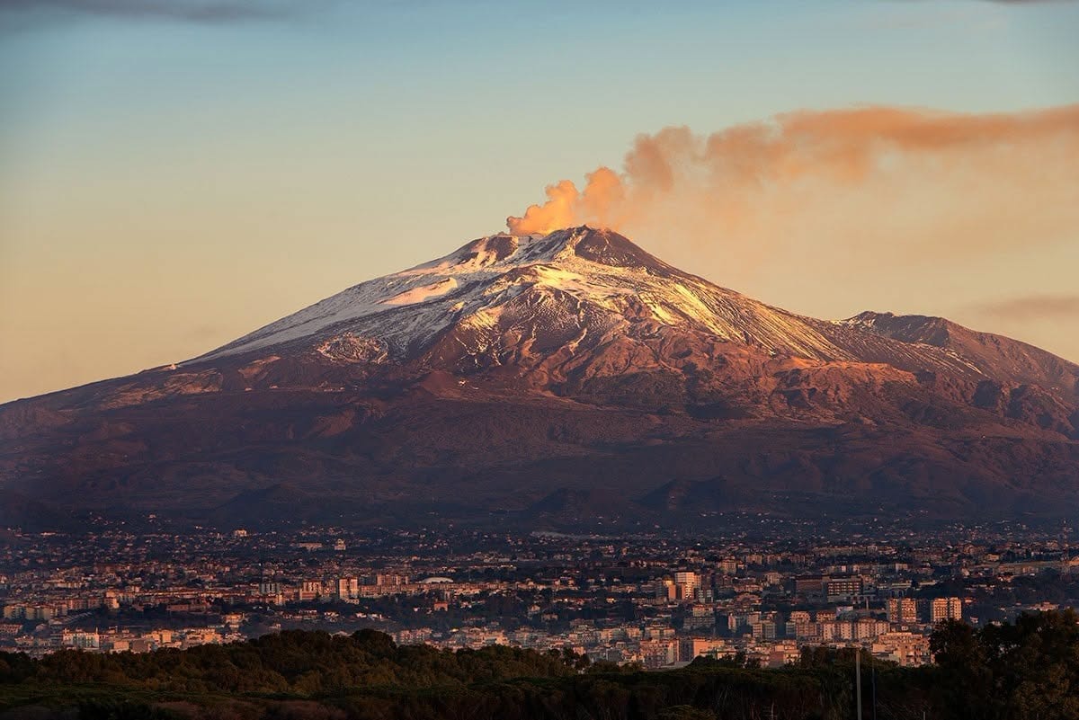 Cenere dell'Etna, disagi a Fontanarossa: il dibattito sulla chiusura dell'aeroporto e la storia dello scalo - Credit Foto Catania dà spettacolo