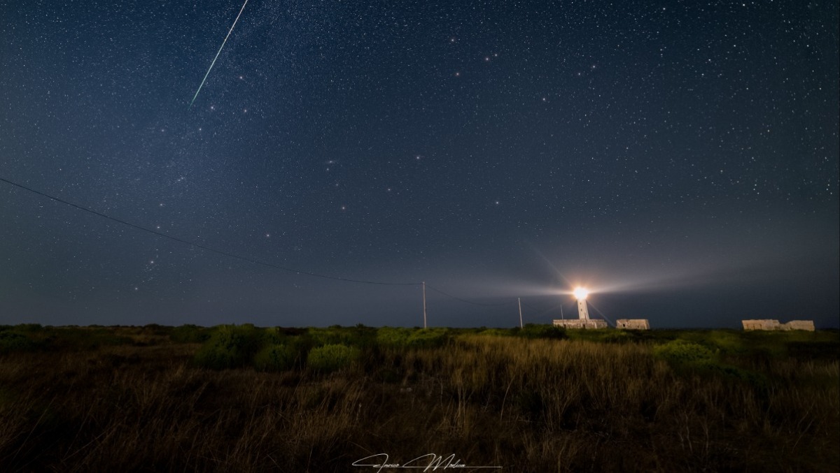 Siracusa, il Faro del Plemmirio e una Perseide: l'astrofotografia di Enrico Modica