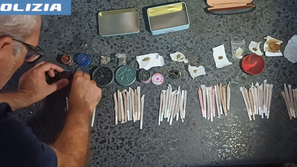 Sequestrati 125 grammi di droga e 62 spinelli a Villa Bellini durante un concerto - 