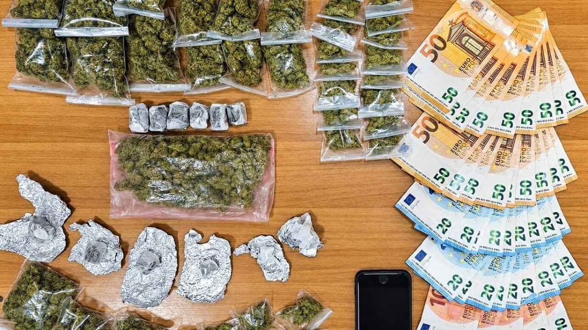 Spaccio ad Acireale: arrestato 44enne, sequestrati oltre 260 g di droga e 1.325 euro - 