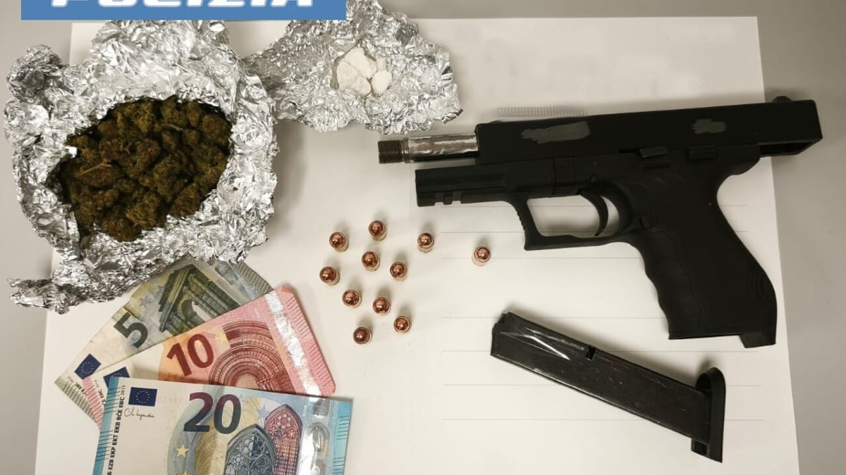 Estrae una pistola con il colpo in canna durante un controllo: arrestato 26enne dai "Falchi" - 