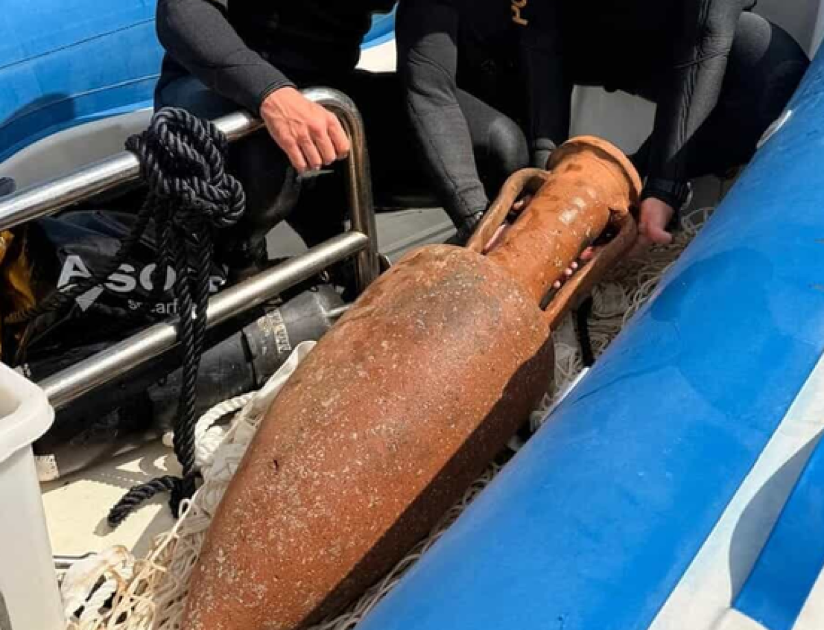 Mondello, dal mare riemerge un'anfora probabilmente romana: recuperata e affidata agli esperti - 