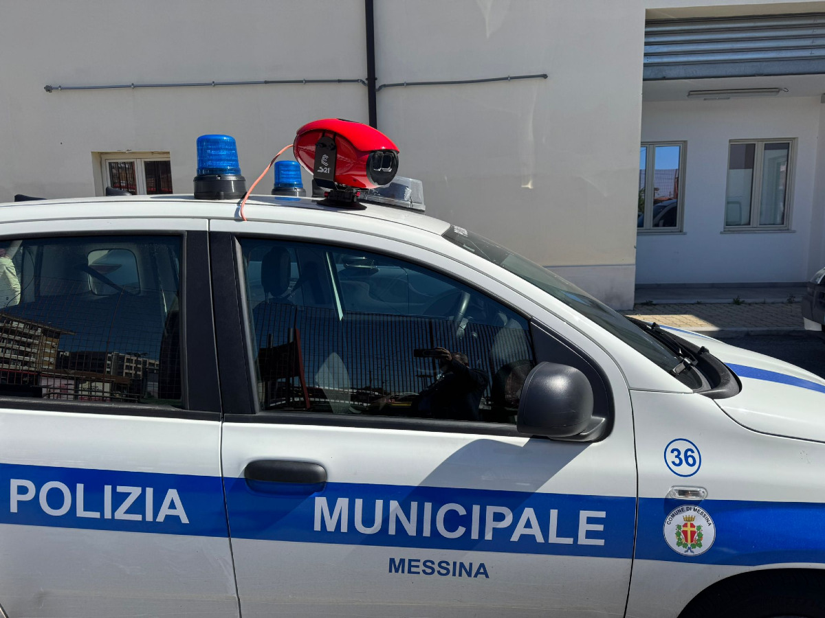 Piazza Stazione: pullman nella corsia del tram investe una Ford Fiesta e prosegue, caccia all’autista - 