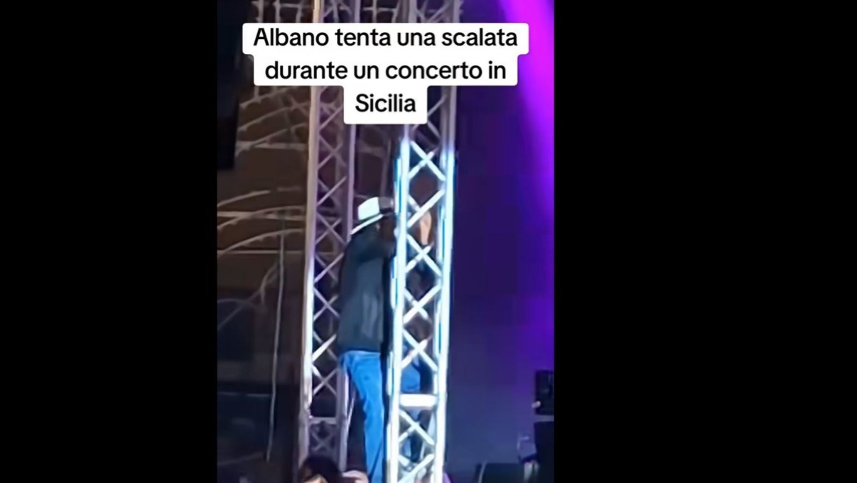 Ad Aci Sant'Antonio Al Bano, 83 anni, si arrampica sull'impalcatura: il video virale - Credit Foto/video Marcello Strano