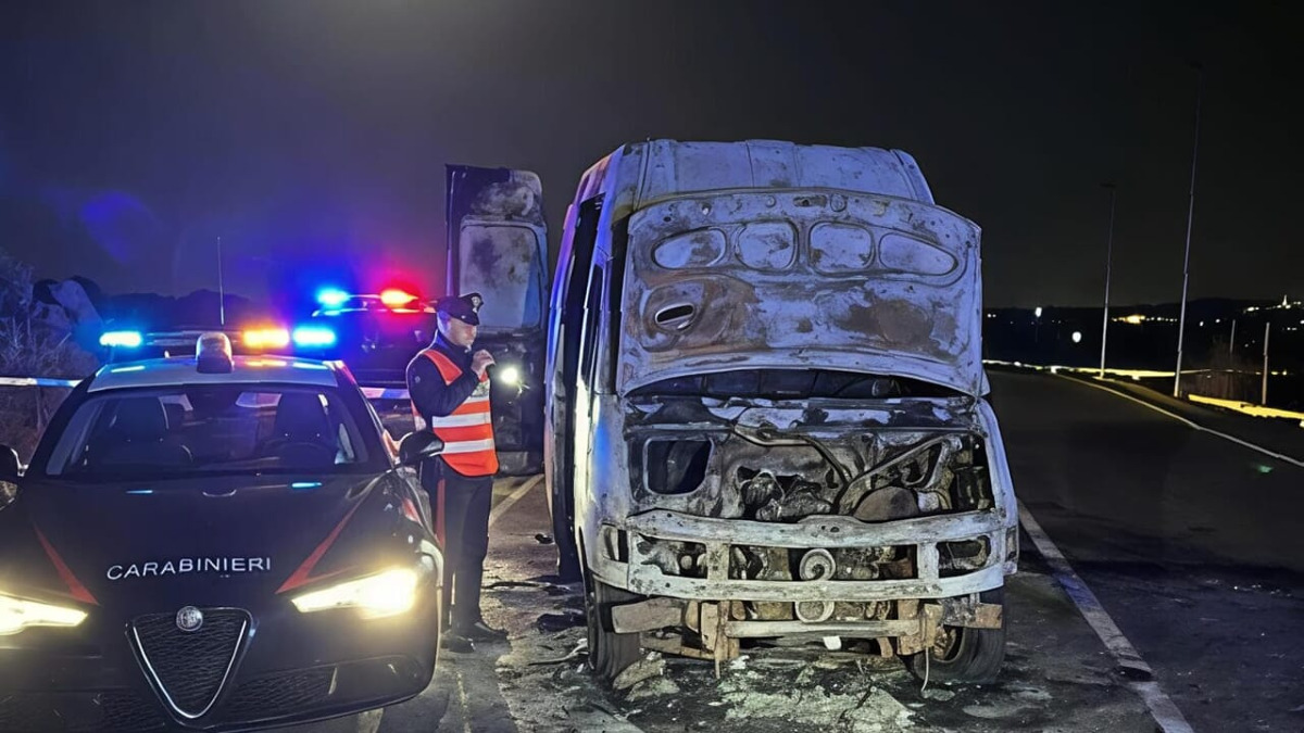 Furgone incendiato a Misterbianco: trovata una pistola, indagano i carabinieri - 