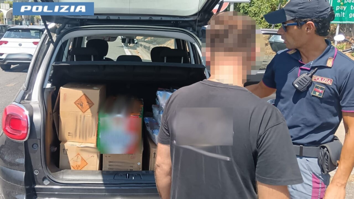 Catania, fermato sull'autostrada con 191 kg di fuochi d'artificio: denunciato un 38enne - 