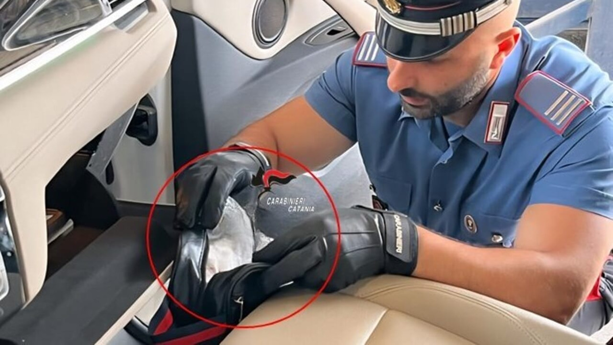 Gravina, 43enne denunciato: 90 dosi di droga nascoste in auto scoperti dai carabinieri - 