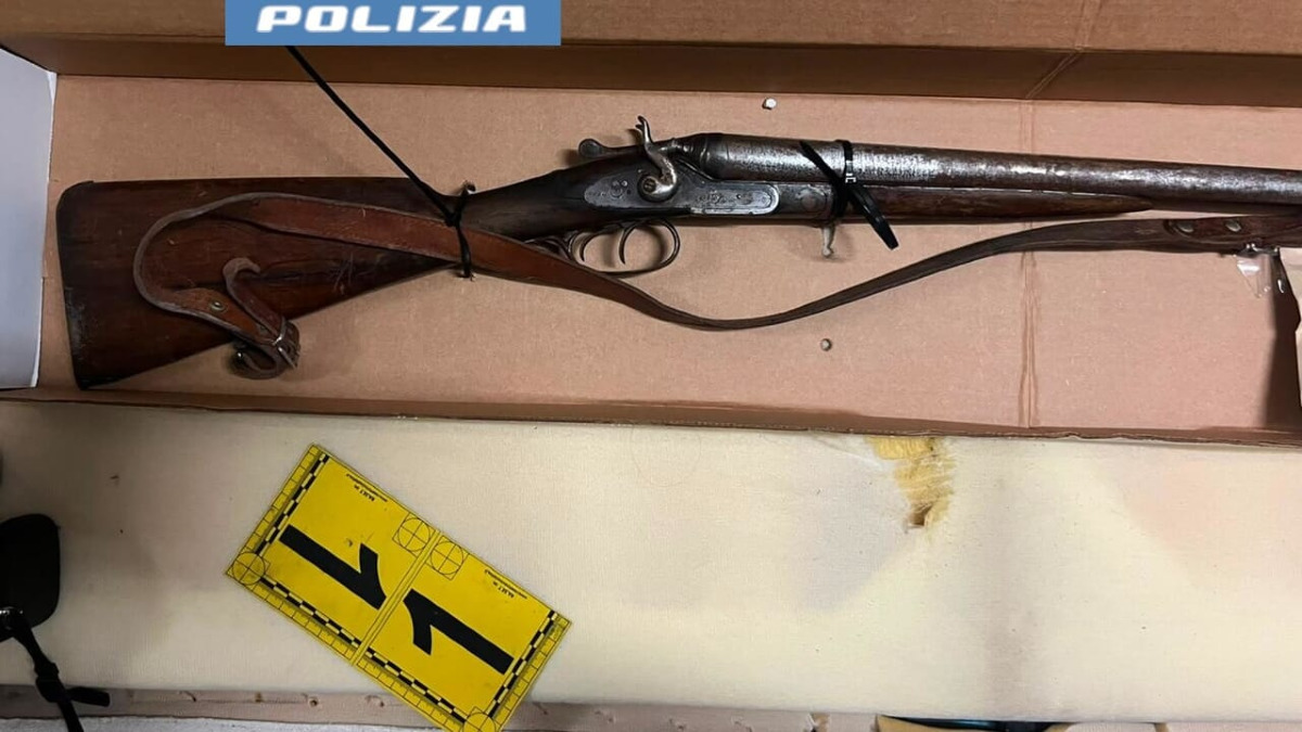 Catania: arrestato 33enne per fucile e munizioni nascosti sotto un divano in garage - 