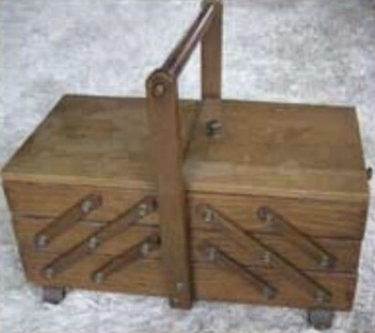La cassetta da cucito della nonna: quanti ricordi dentro quel legno - 