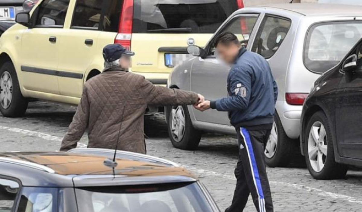 Evade dai domiciliari per fare il parcheggiatore abusivo: arrestato a Catania - 