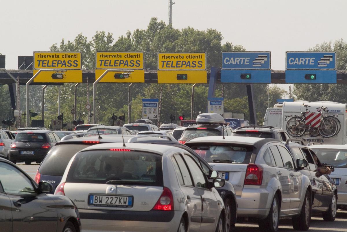 Tutti in viaggio, primo weekend da bollino nero: oltre 26 milioni di auto sulle strade - 