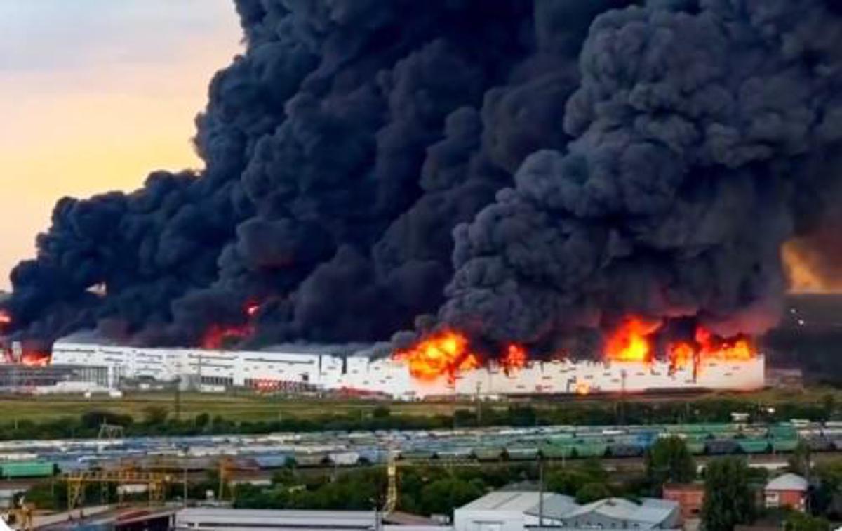 Droni ucraini in Russia, almeno due morti e incendi nei siti industriali: colpiti Wildberries e raffinerie - 