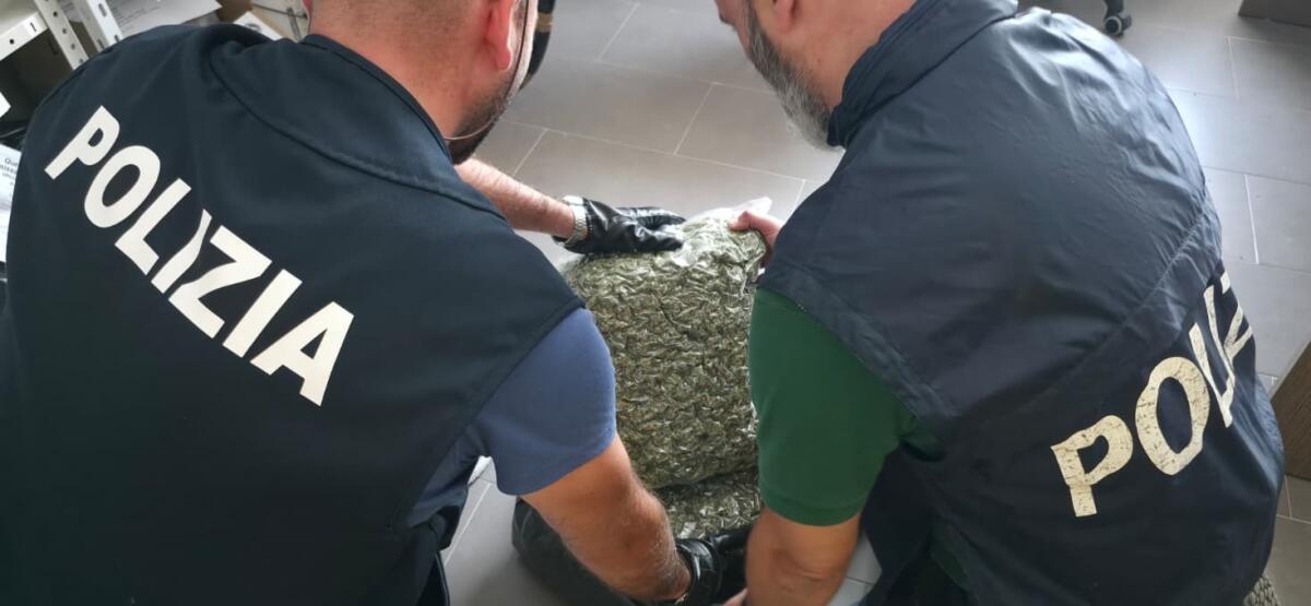Caltagirone, arrestato un giovane con oltre 3,7 kg di droga in un garage - 