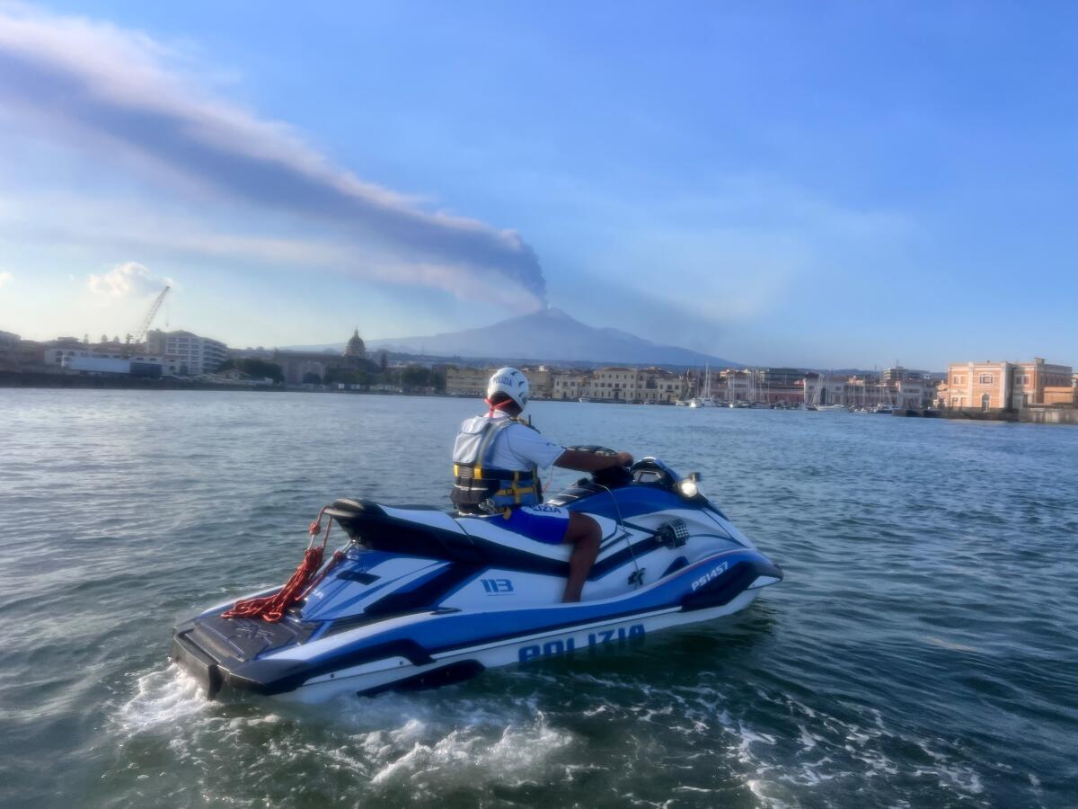 Ferragosto a Catania: controlli straordinari della Polizia, 750 persone identificate e 123 sanzioni al Codice della Strada - 
