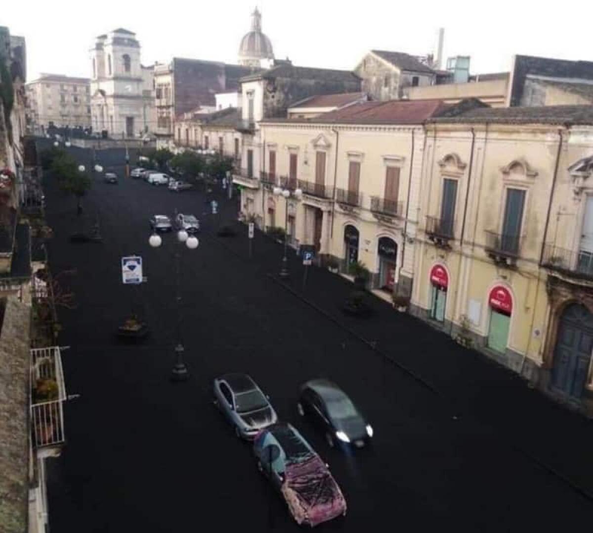 Cenere vulcanica, la Sicilia valuta il riuso in bioedilizia e un prezzario regionale per rimozione e smaltimento - 