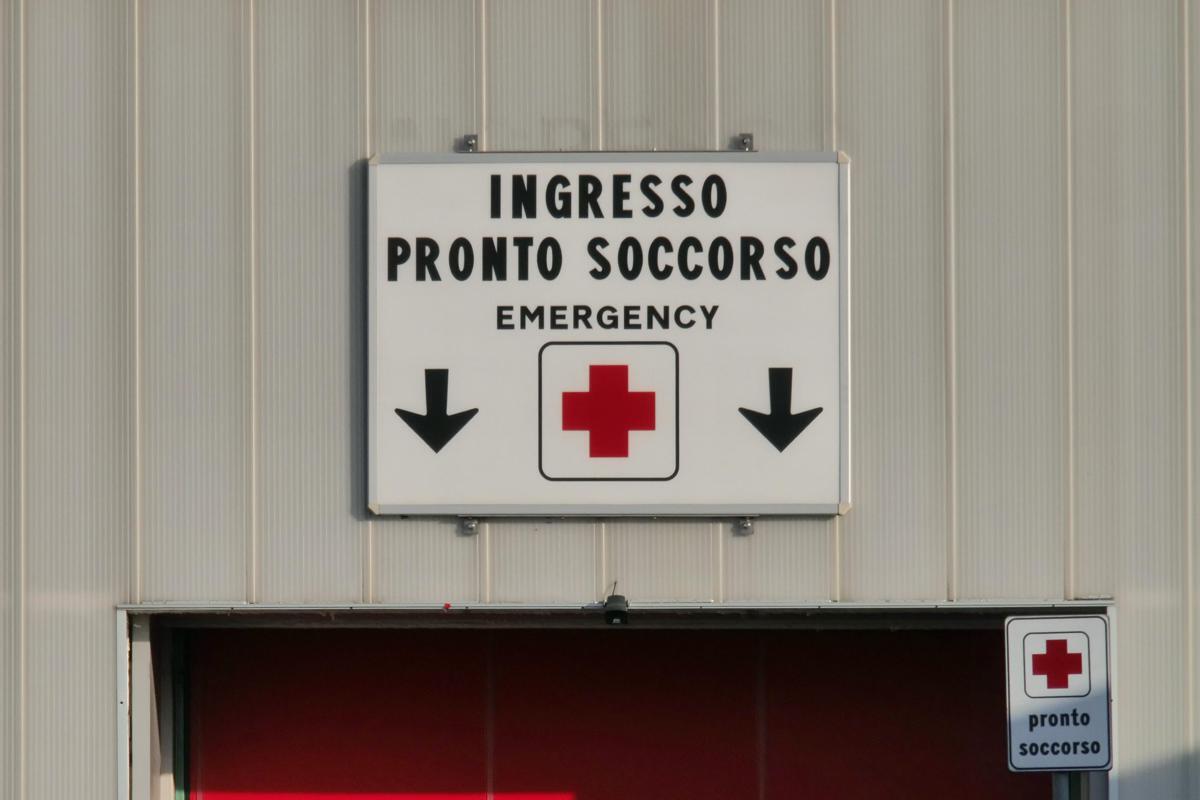 Fugge al controllo della polizia in sella al motorino e si schianta contro un palo: 17enne lotta tra la vita e la morte a Napoli - 
