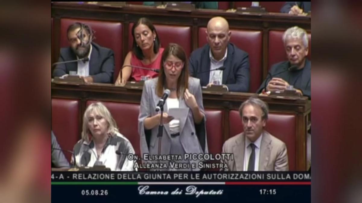 Caso Delmastro, la protesta di Avs alla Camera con le bende sugli occhi - Video - 