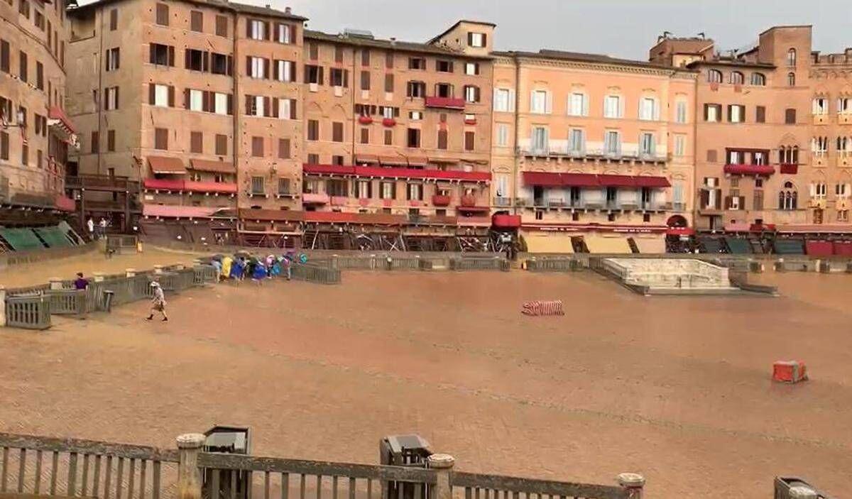 Palio di Siena, pioggia su piazza del Campo: Carriera verso nuovo rinvio - 