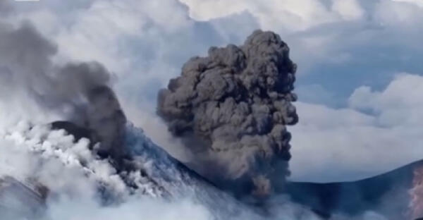 Etna in aumento: aeroporto di Catania limita i voli, escursionista americano muore folgorato