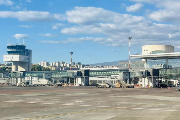 Etna: nuovo stop agli atterraggi all'aeroporto di Catania per la nuvola di cenere