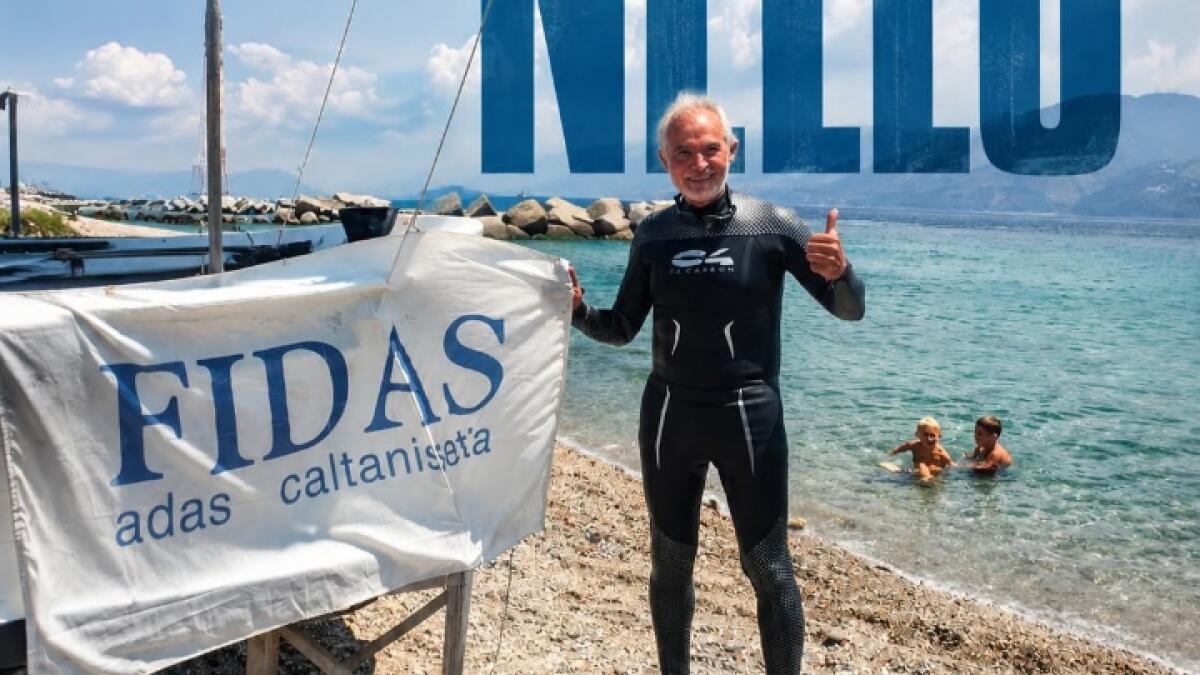 Caltanissetta celebra Nello Ambra, 80 anni, per la 14ª traversata a nuoto dello Stretto - 