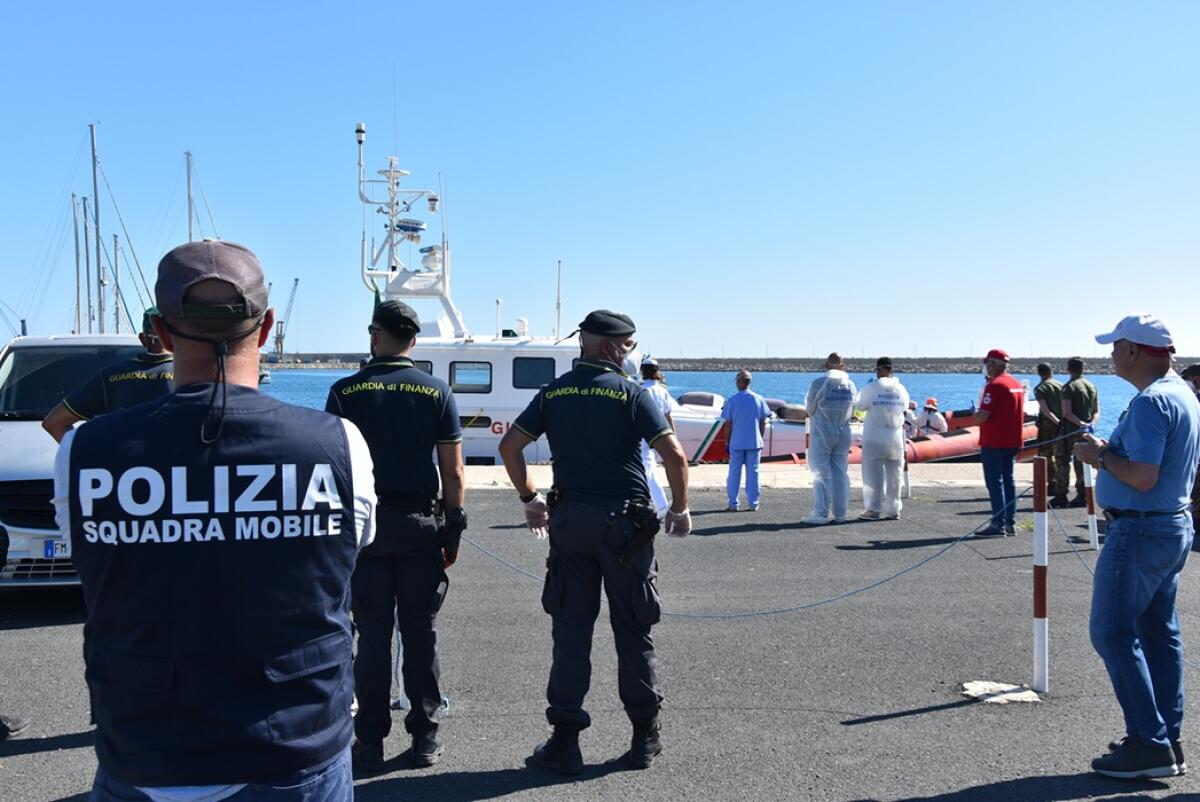 Ragusa: fermati due presunti scafisti dopo lo sbarco di 25 migranti a Pozzallo - 