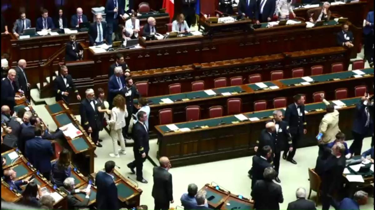 Caso Delmastro, la protesta M5S alla Camera con i cellulari - Video - 