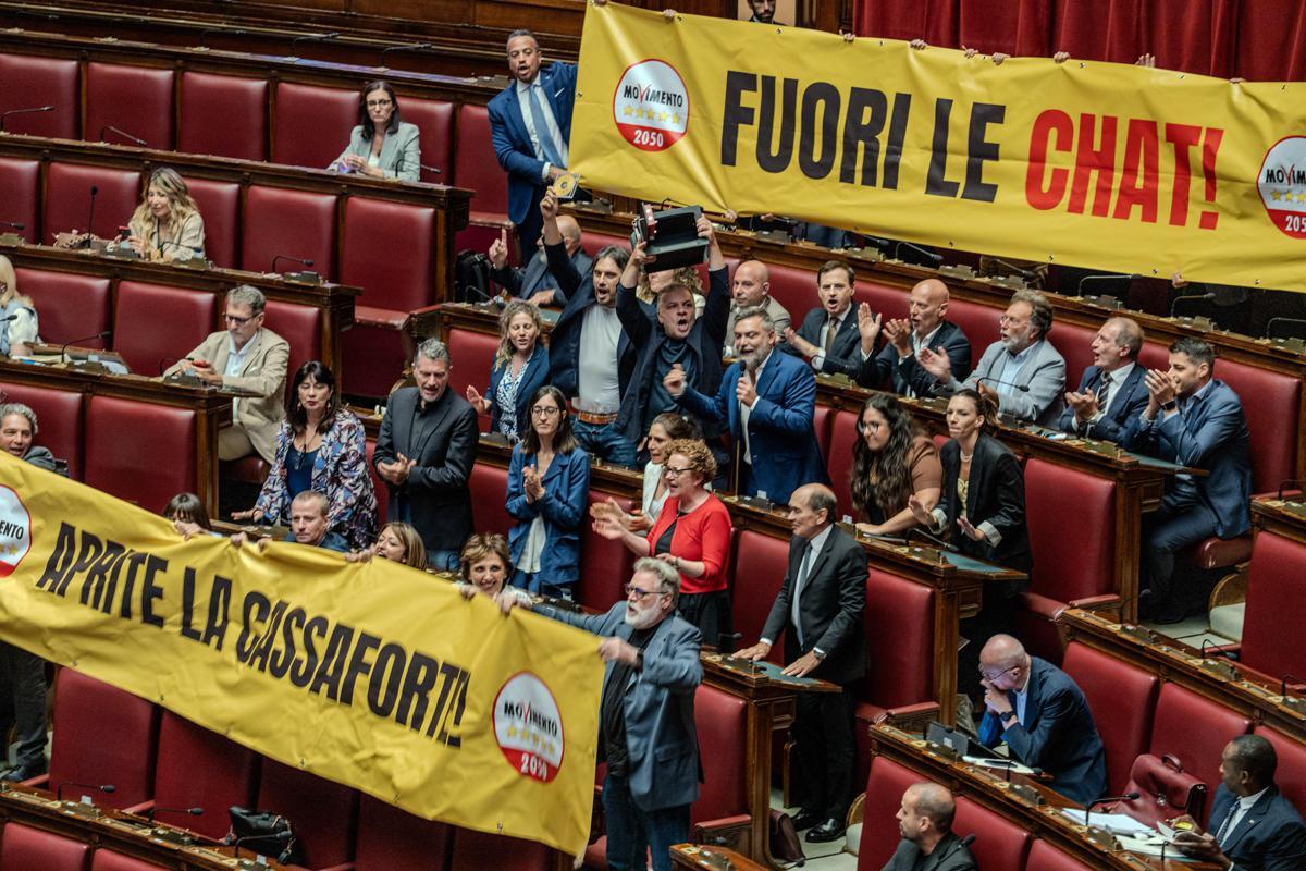 Caso Delmastro, in Aula la protesta dei 5Stelle con i maxi-striscioni: "Fuori le chat" - 