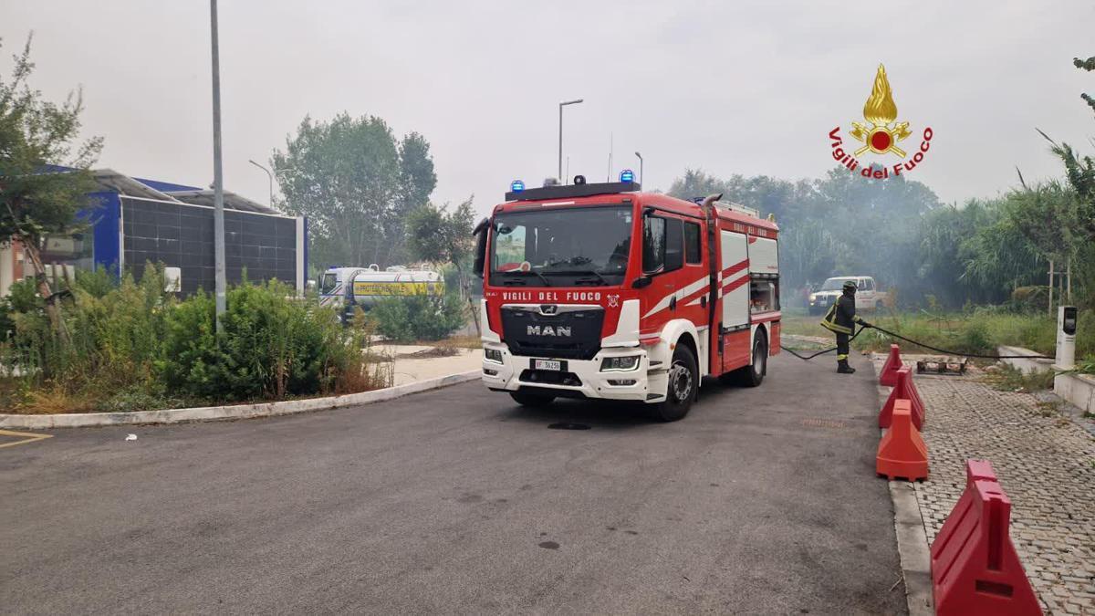 Triplo incendio a Roma: chiusa la Pontina, alla Magliana evacuata una palazzina - 