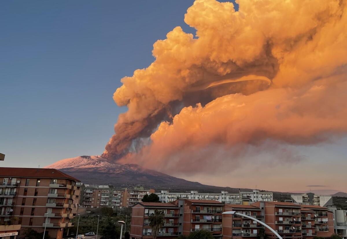 Cenere dell'Etna blocca gli aeroporti: Fontanarossa chiuso fino alle 18, Comiso fermo fino alle 10 - 