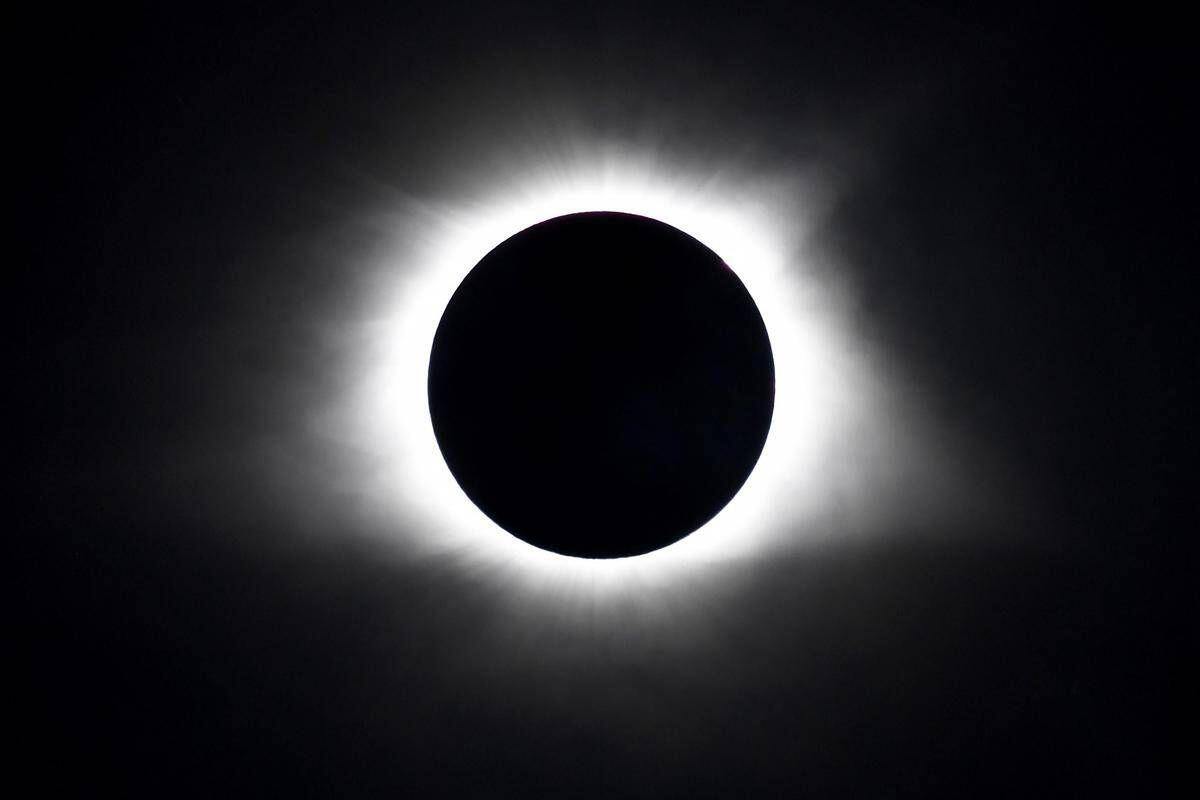 Eclissi, ecco dove si vedrà meglio in Italia e con il buio lo spettacolo delle 'stelle cadenti' - 