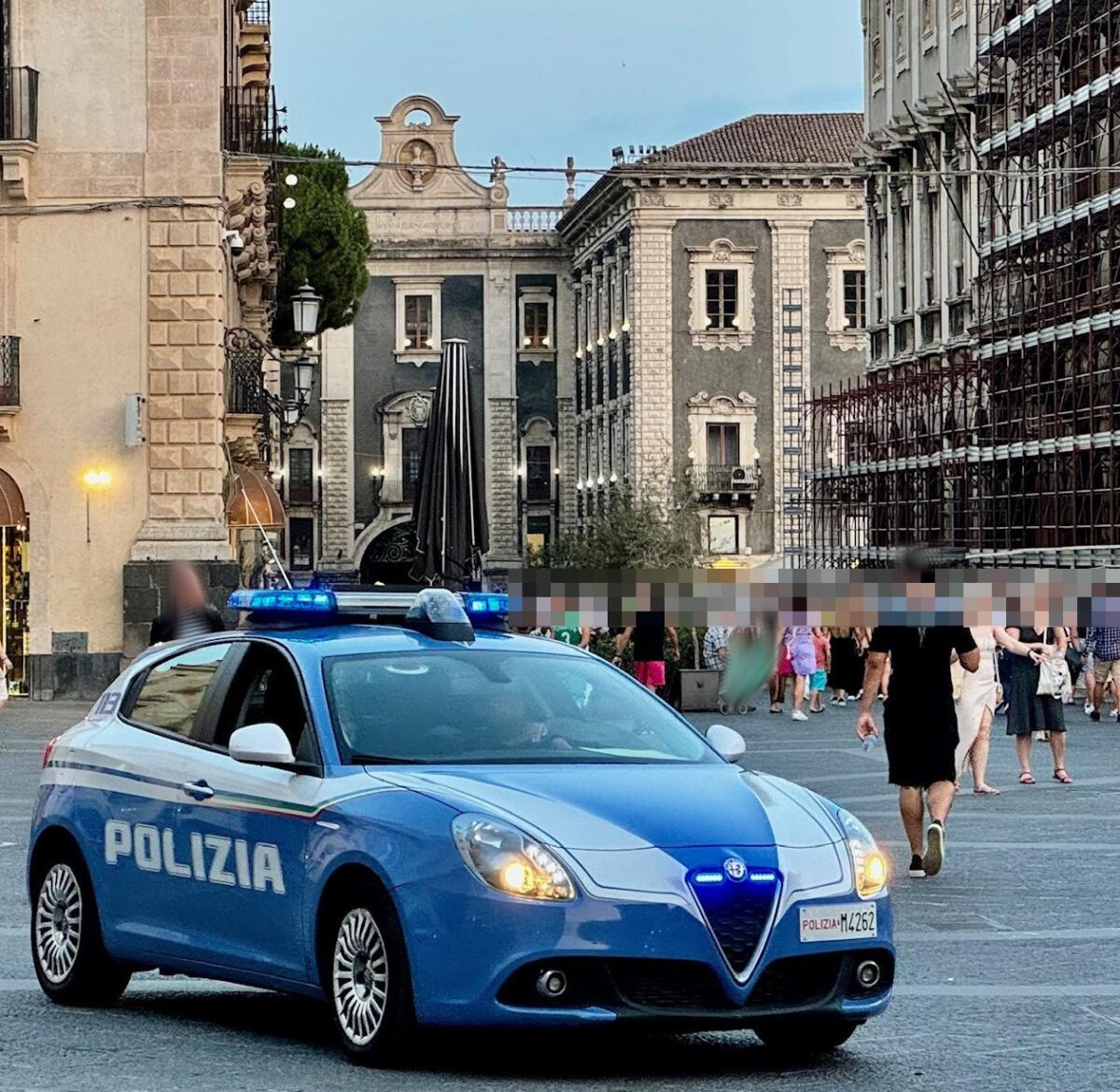 Catania, 55enne salvato in centro storico: poliziotti delle volanti impiegano il defibrillatore - 