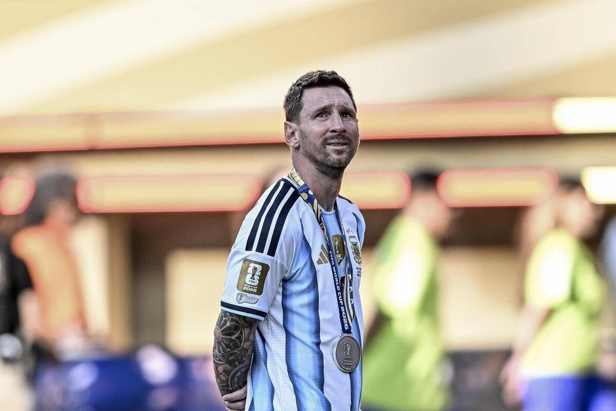 Messi torna in Argentina, oggi i funerali e l'ultimo saluto a papà Jorge - 