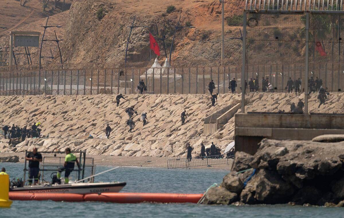 Marocco, tensione al confine: decine di migranti fermati vicino Ceuta - 