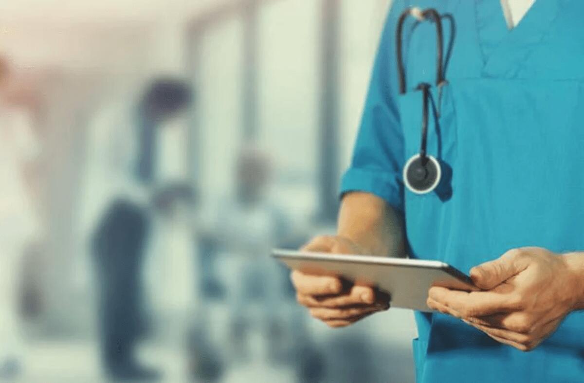 Rivela informazioni riservate, ma al telefono non c'è il paziente: medico nei guai - 