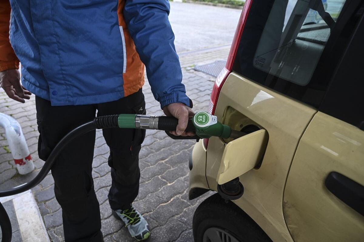 Taglio accise sul gasolio prorogato fino al 26 agosto: governo firma il decreto, prezzi invariati secondo il MIMIT - 