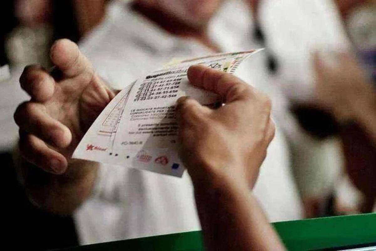 Superenalotto, la combinazione vincente di oggi 23 agosto: centrati nove 5