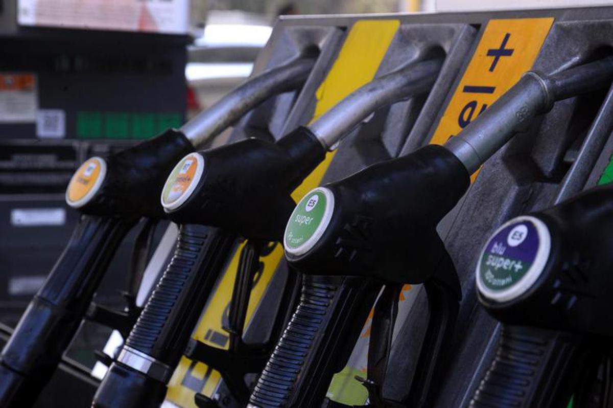 Carburanti, caccia alle risorse per la proroga del taglio delle accise: banche nel mirino della Lega - 
