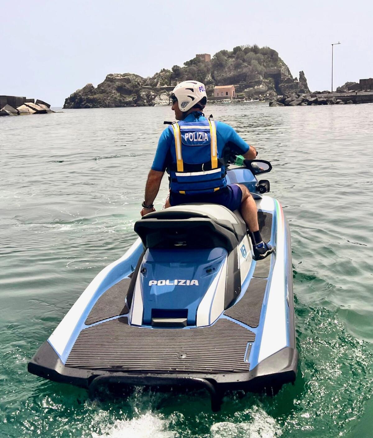 Catania, le «volanti del mare» intensificano i controlli estivi: sanzioni per 3.000 euro - 