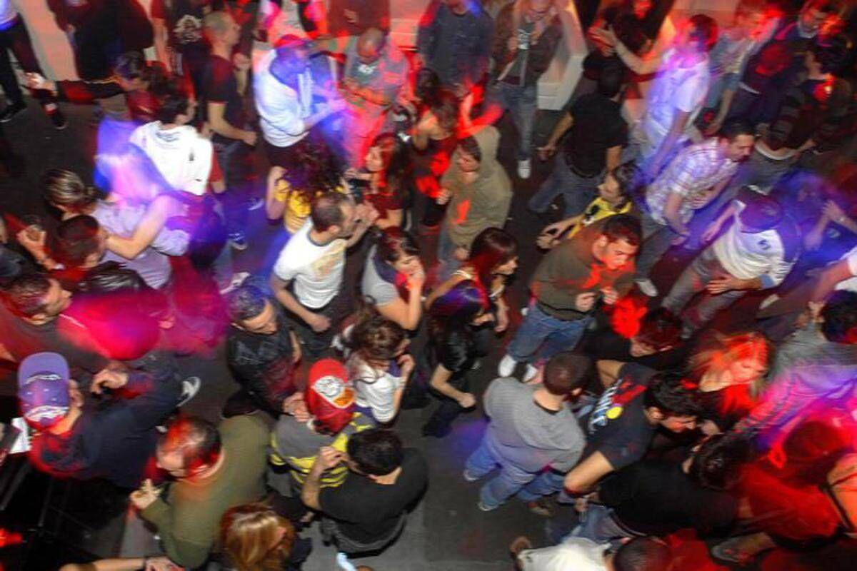 Milano, 19enne all'uscita discoteca denuncia: "Mi hanno violentata" - 