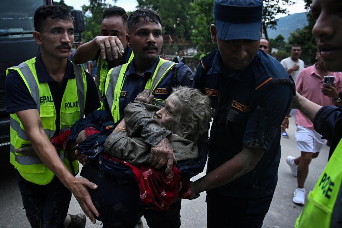 Alluvione in Nepal, almeno 165 morti e oltre 1.300 dispersi. USGS: "Collassato un ghiacciaio" - 