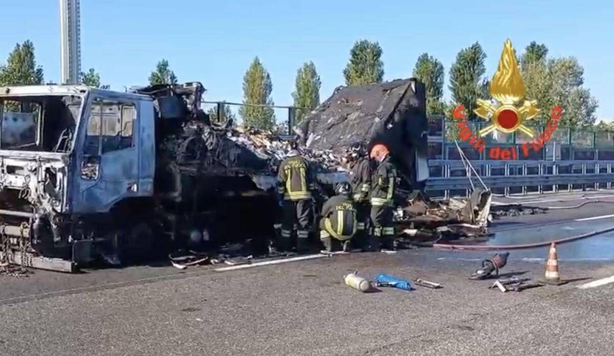 Tir in fiamme sulla Tangenziale ovest di Milano all'altezza di Rozzano, carreggiata chiusa - 