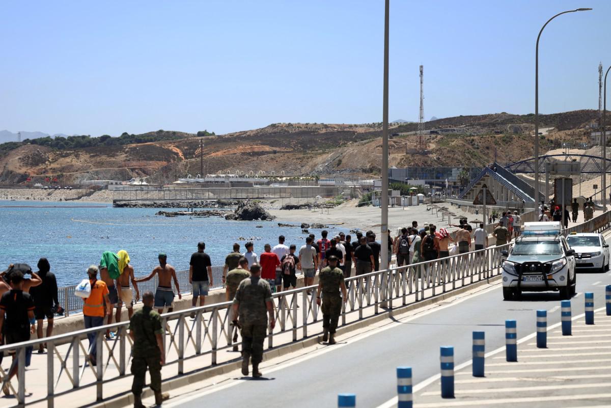 Ceuta, ancora 2500 migranti in città. Marocco: "Avevamo avvertito Spagna". Madrid: "Falso" - 