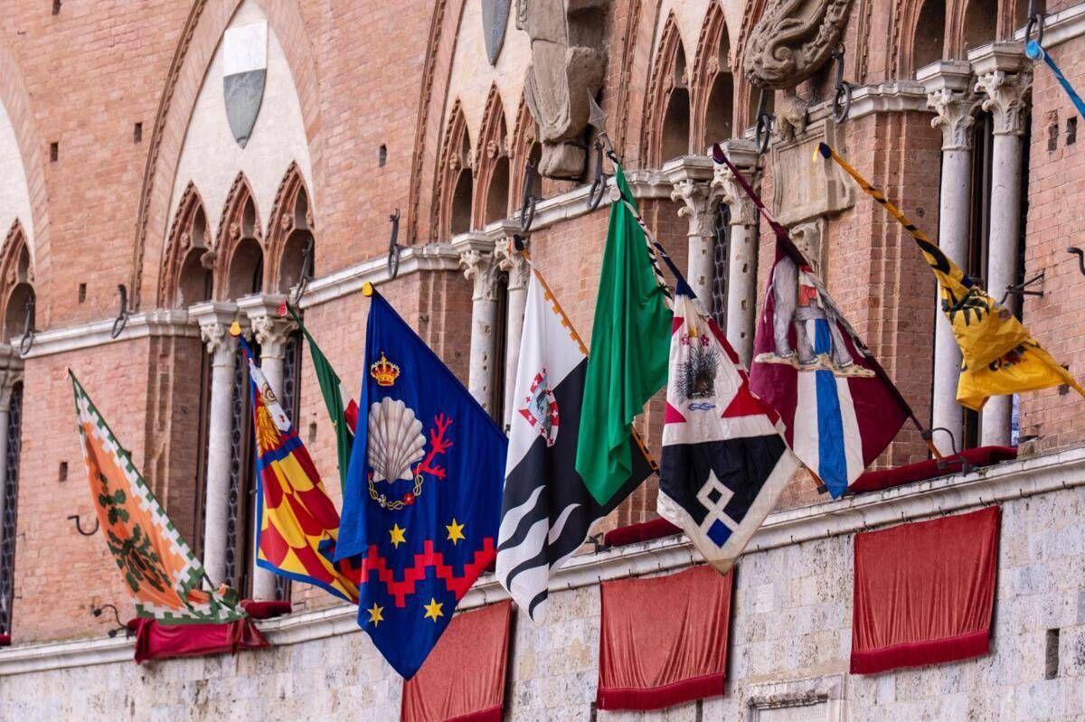 Palio di Siena, esposta la bandiera verde: rinviato per maltempo - 