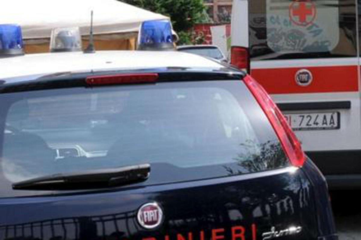 Insegue con un coltello conoscente che scappa e finisce contro un'auto, i due in lite da mesi per un monopattino - 