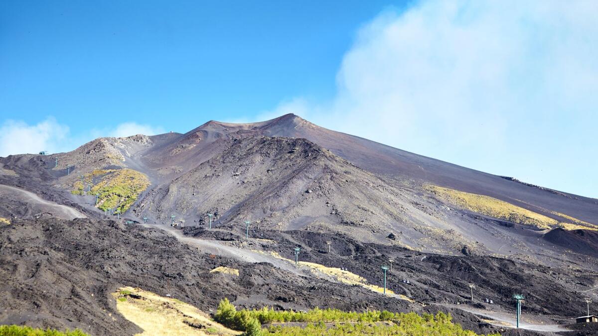 Etna: esplosione al cratere Voragine, INGV segnala attività stromboliana e cenere verso sud-est - 